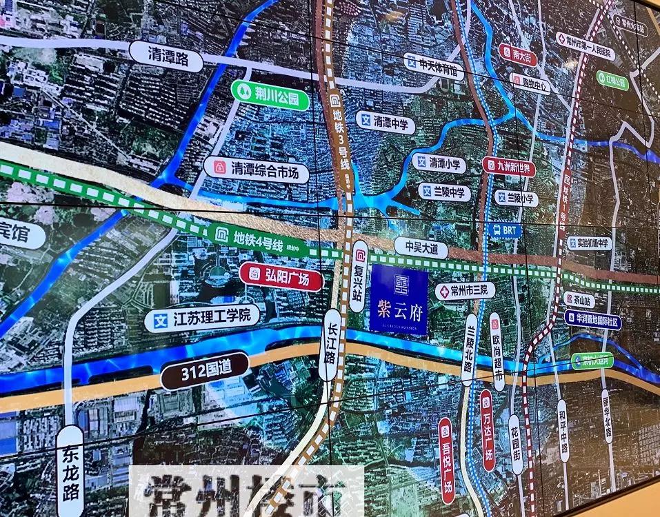 西靠南北交通主动脉长江路,连接规划地铁3号线和4号线,是常州城市中