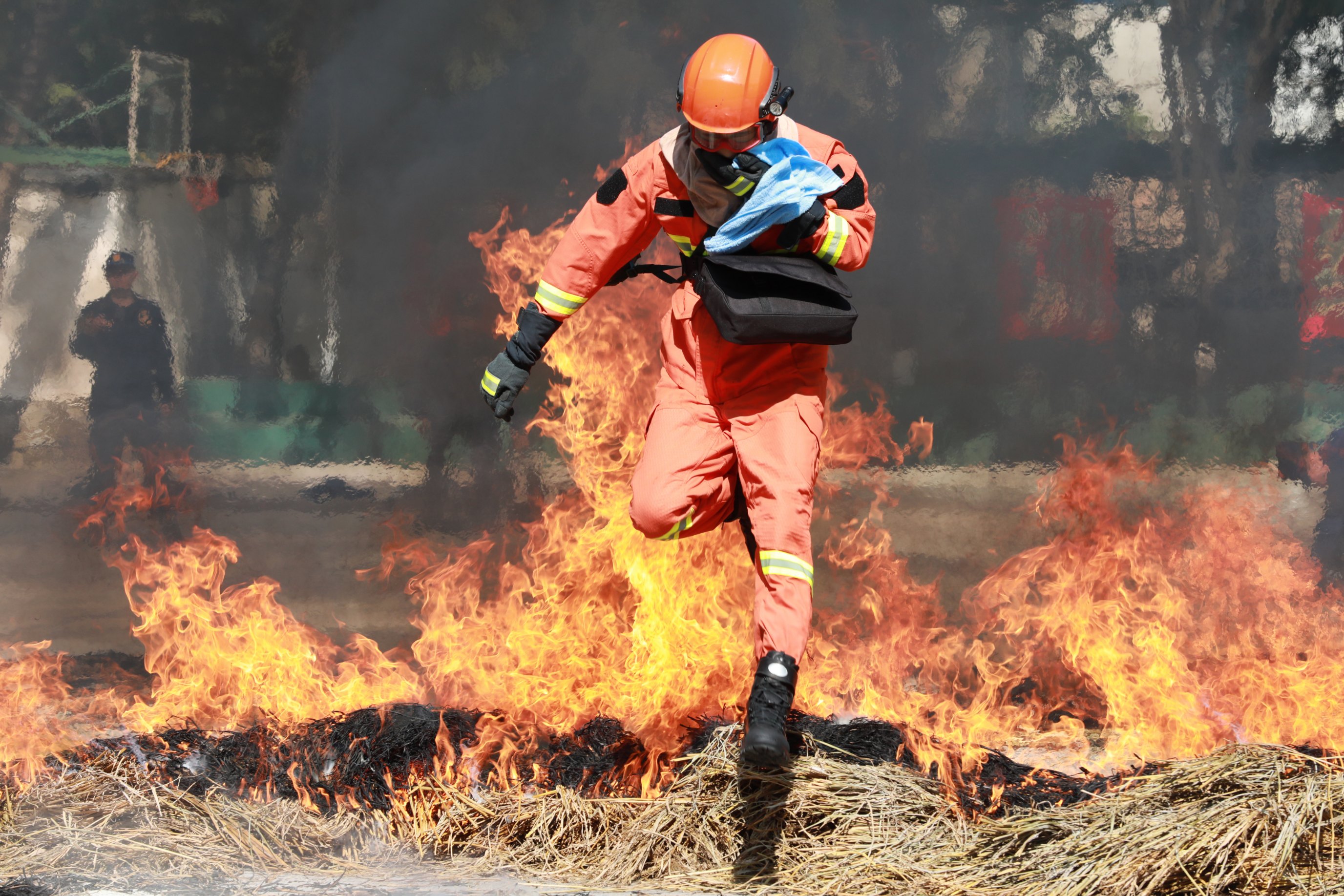 黄子韬周冬雨化身森林消防员朱正廷勇敢跨越大火