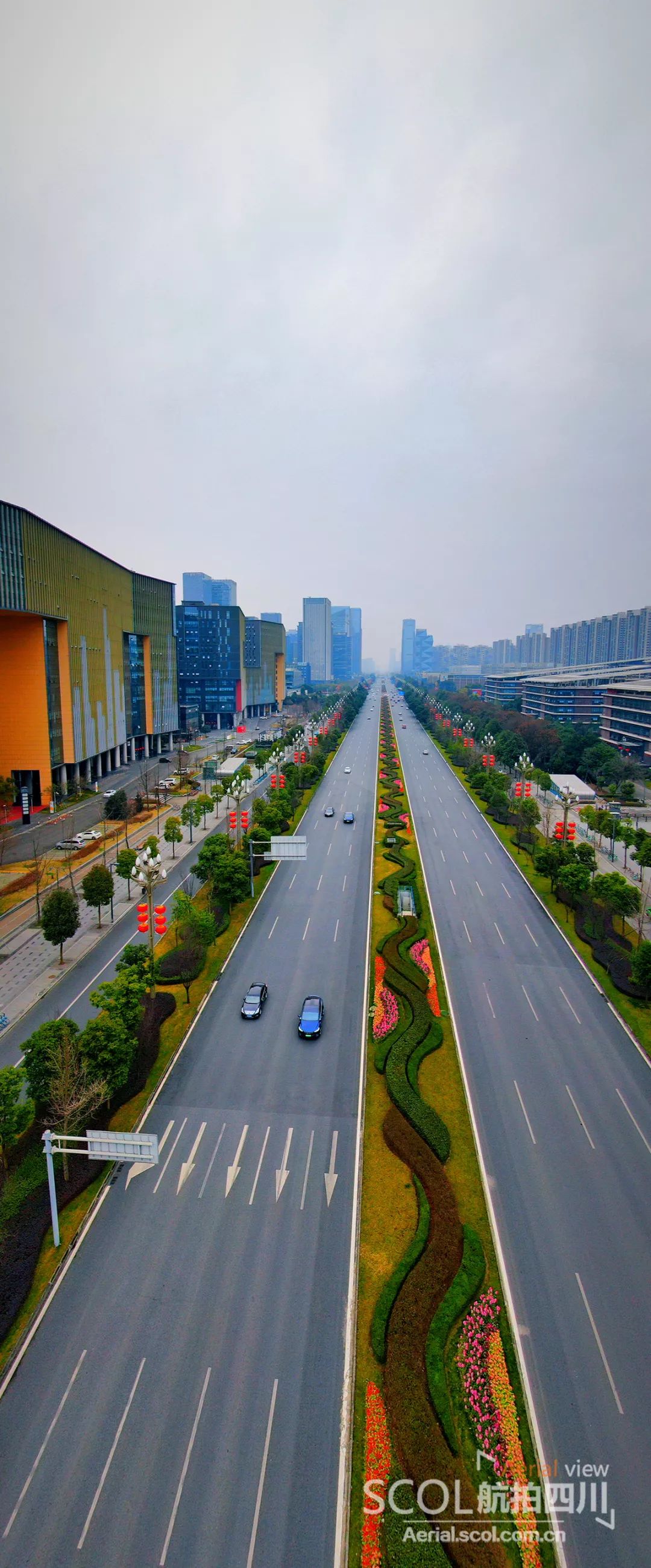 天府大道建筑线条起伏涌动,道路蜿蜒不觉千里.
