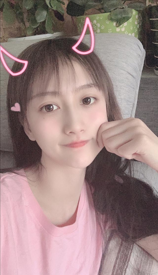 rng游戏美女主持遭粉丝骗钱发文说自己是个蠢货