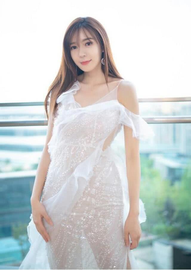 周韦彤新造型惊艳众人!白色透视纱裙展现丰满s形身材,好撩