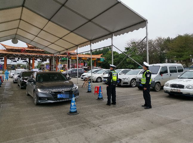 五菱面包车在武鸣高速收费站逃避检查驶离防疫点南宁交警跑不了