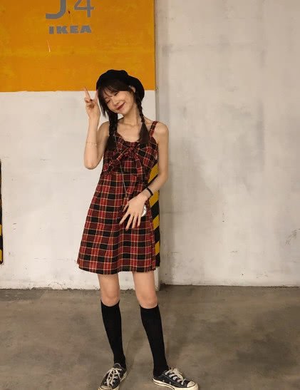 抖音"格子超短裙"女神火了,动感十足,网友:简直太可爱了_姐姐