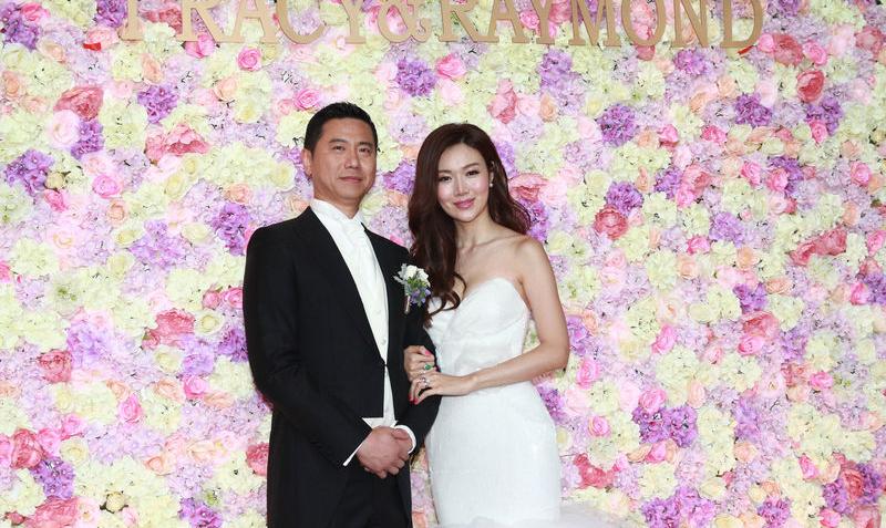 老公是富商周晓东,两人在2015年7月结婚.