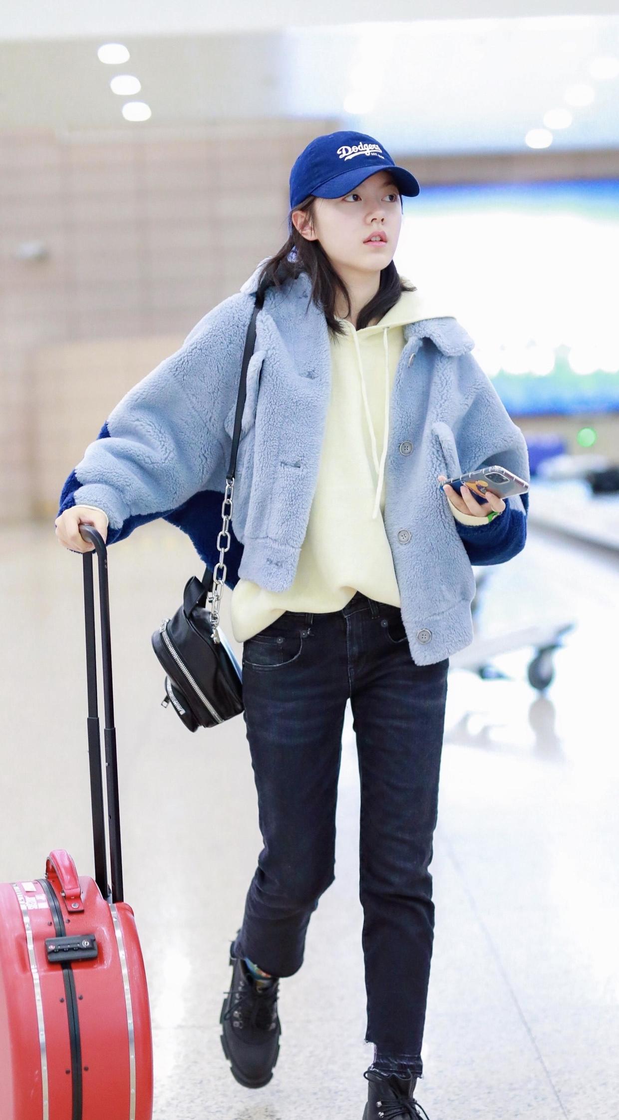 原创17岁赵今麦气质全开,身穿基础款外套内搭卫衣,意外穿出高级感