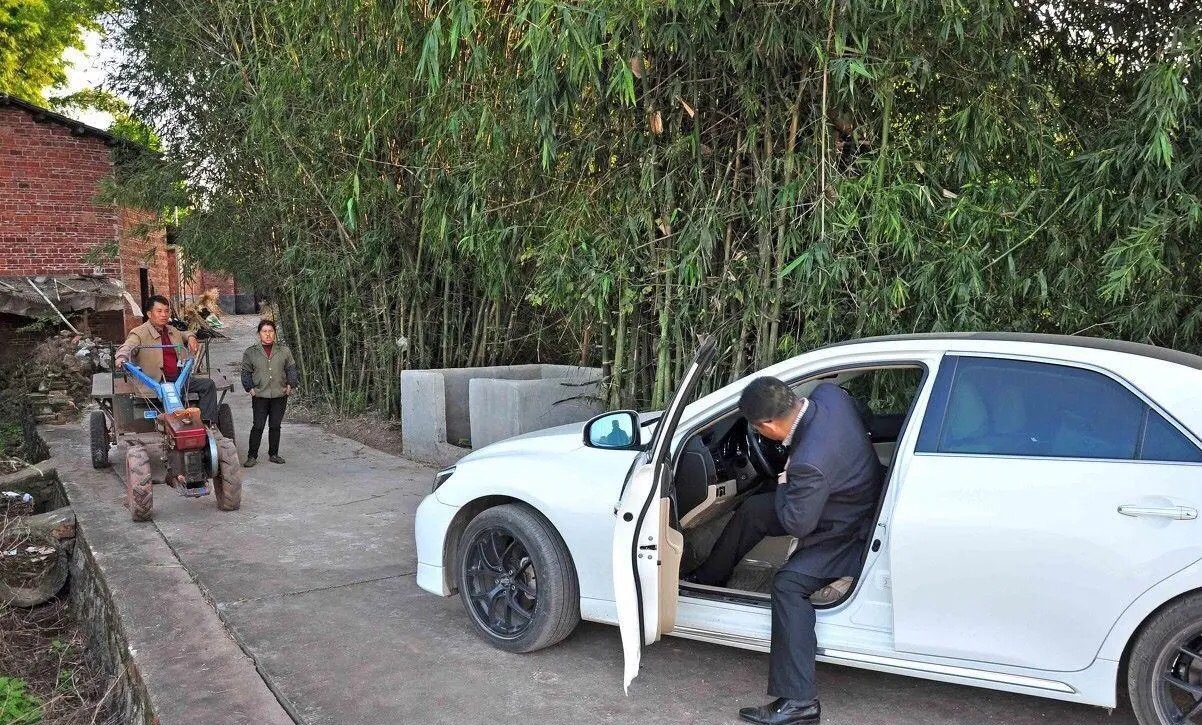 对于今天分享的话题:【当前情况下,为何城里人纷纷开车回农村,农民