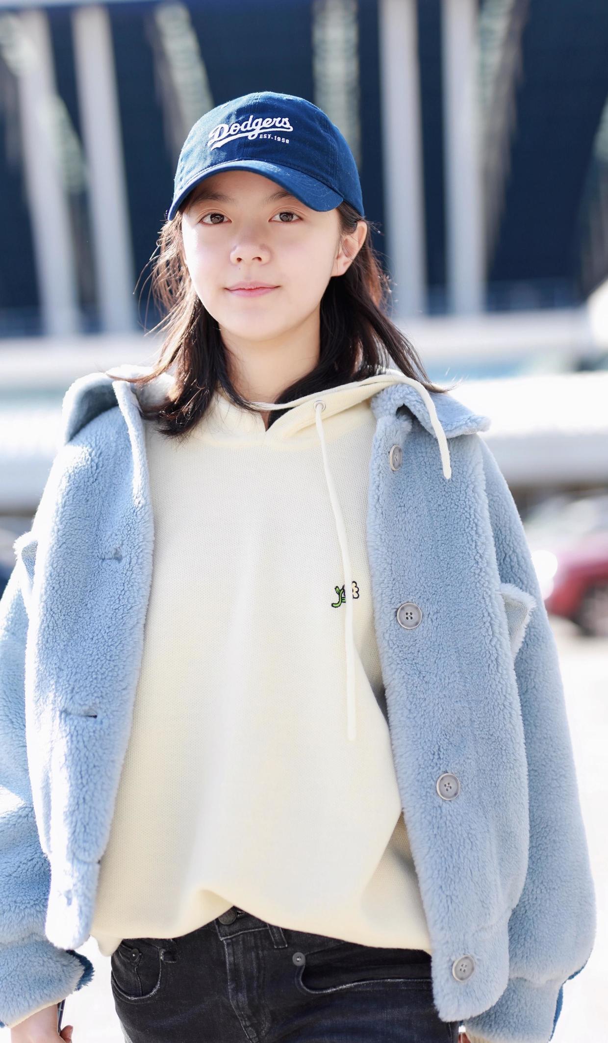 原创17岁赵今麦气质全开,身穿基础款外套内搭卫衣,意外穿出高级感