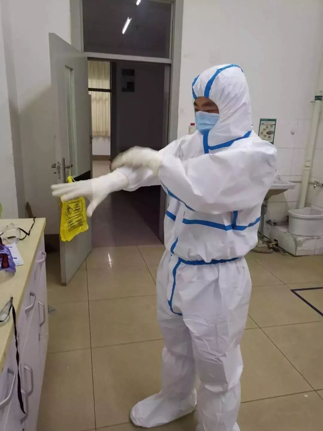 抗疫一线男护士展现别样担当