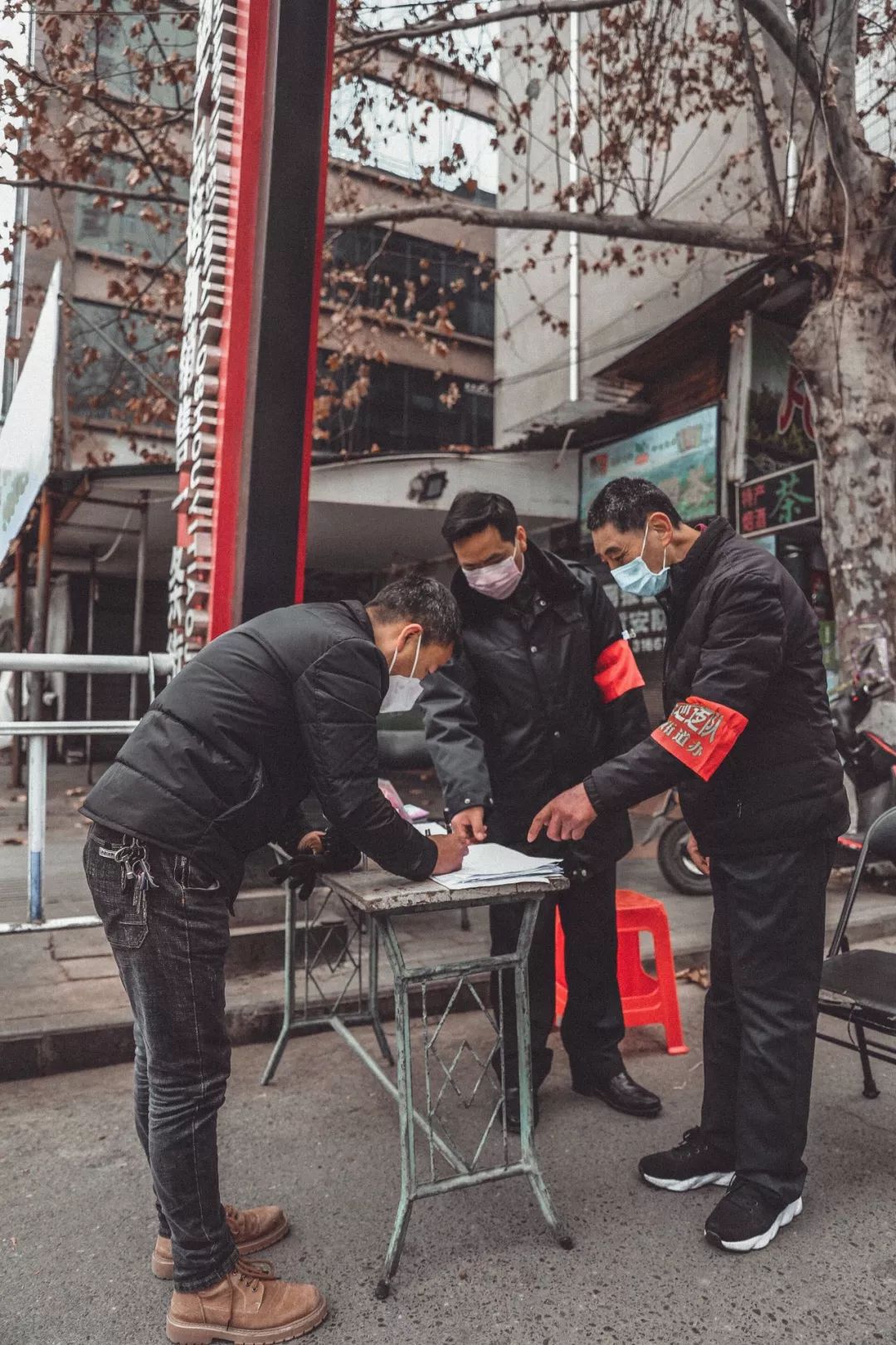 疫情有人逆行所以网友拍摄的视频↓焦急的心所有人都捏着一颗城市变得