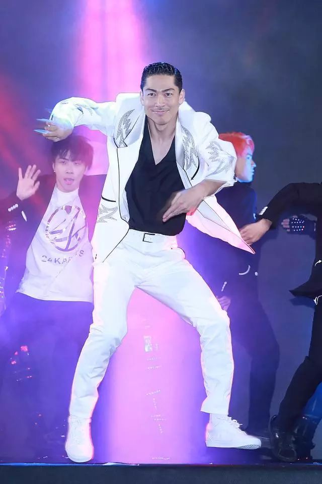 185的黑泽良平真是行走的衣服架子,拥有大长腿的他,跳起舞来,很是赏心