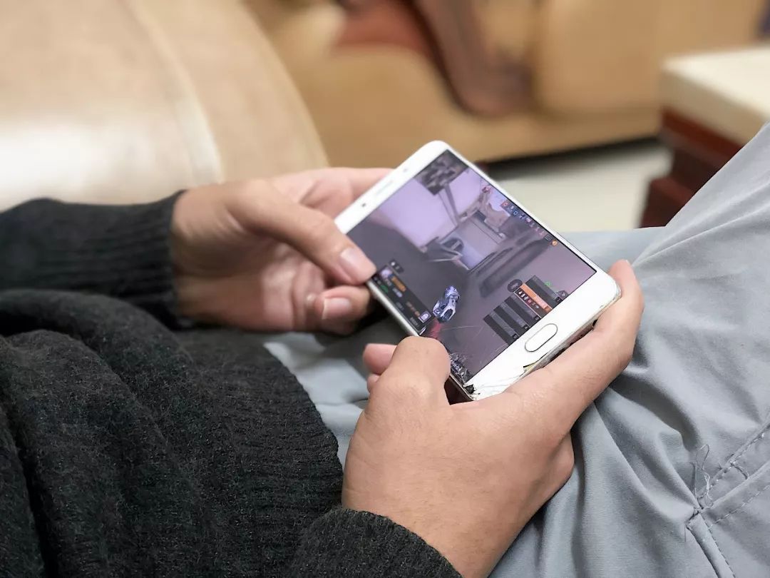 当代大学生寒假宅在家里时他们在做这些事情