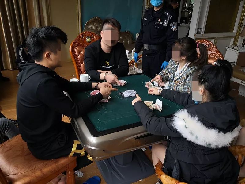 猖狂疫情当前聚众吸毒崇左警方一举抓获18名吸毒人员