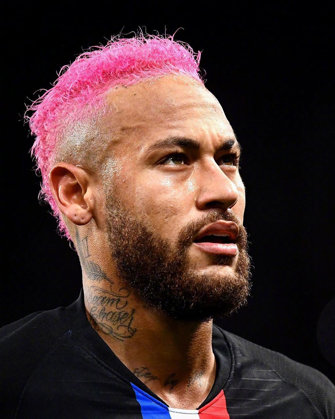 内马尔剃发变光头造型!火热状态能否助巴黎击退大黄蜂?