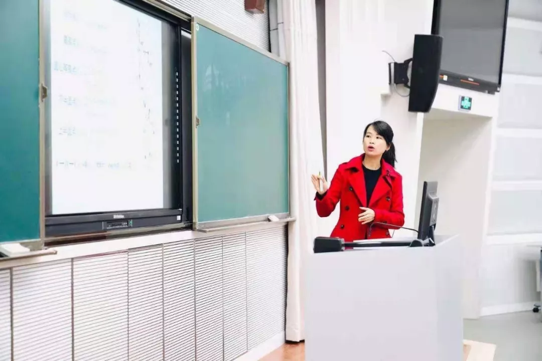 老师们在线讲网课通过线上授课,学生们足不出户就感受到了重庆一中