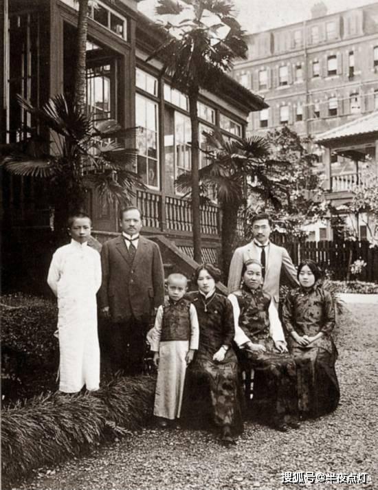 宋庆龄年轻时的照片:仙姿佚貌典雅动人,视察虎门炮台时气场强大