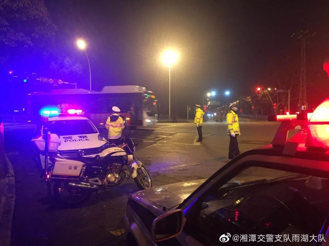 元宵夜莲城警灯闪耀守护万家灯火