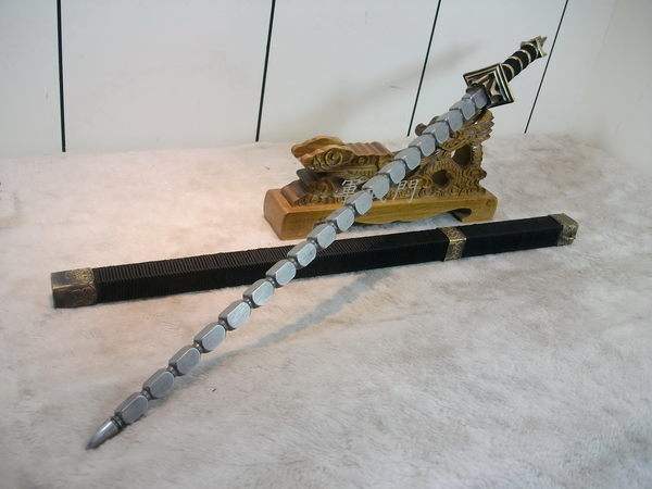 铁鞭是三国演义中黄盖使用的武器,是少有的持鞭武将.