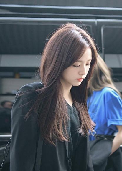 金智秀果然是气质女神,简单的灰色打底衫,也阻挡不了扑面的气质