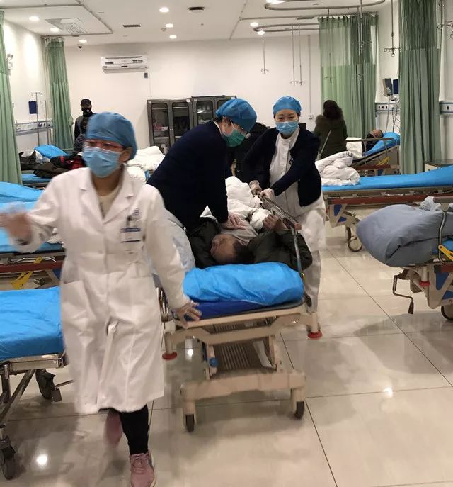 当患者被推至急诊抢救室时,抢救单元的工作已准备就绪.