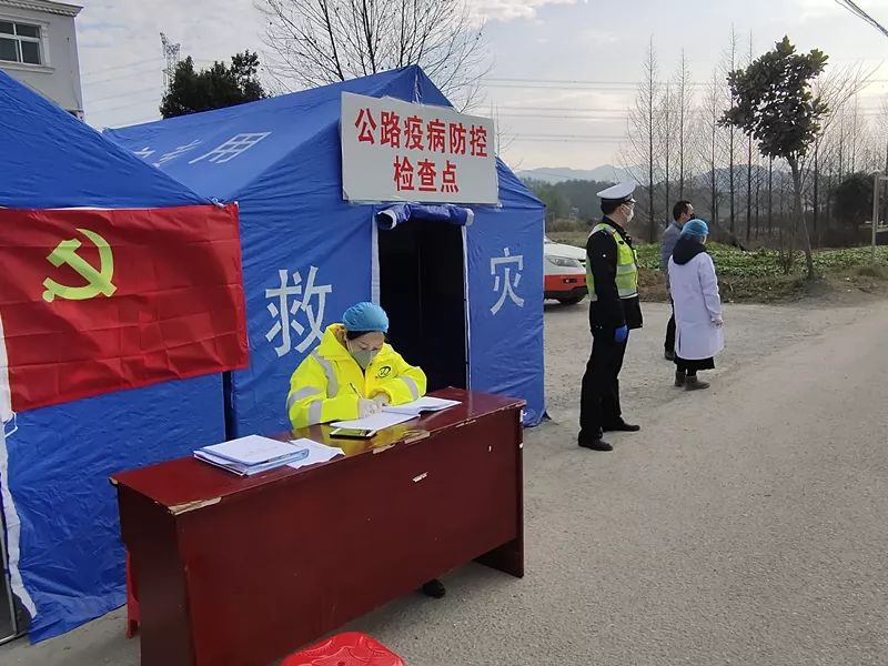 彰显新时代党员先锋模范作用充当"主心骨"14个防疫点上,群众看党员