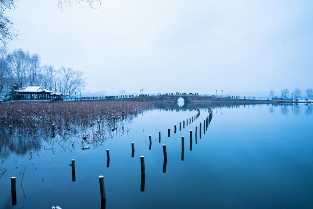 斷橋殘雪是欣賞西湖雪景之佳地,中國著名的民間傳說《白蛇傳》,為斷橋