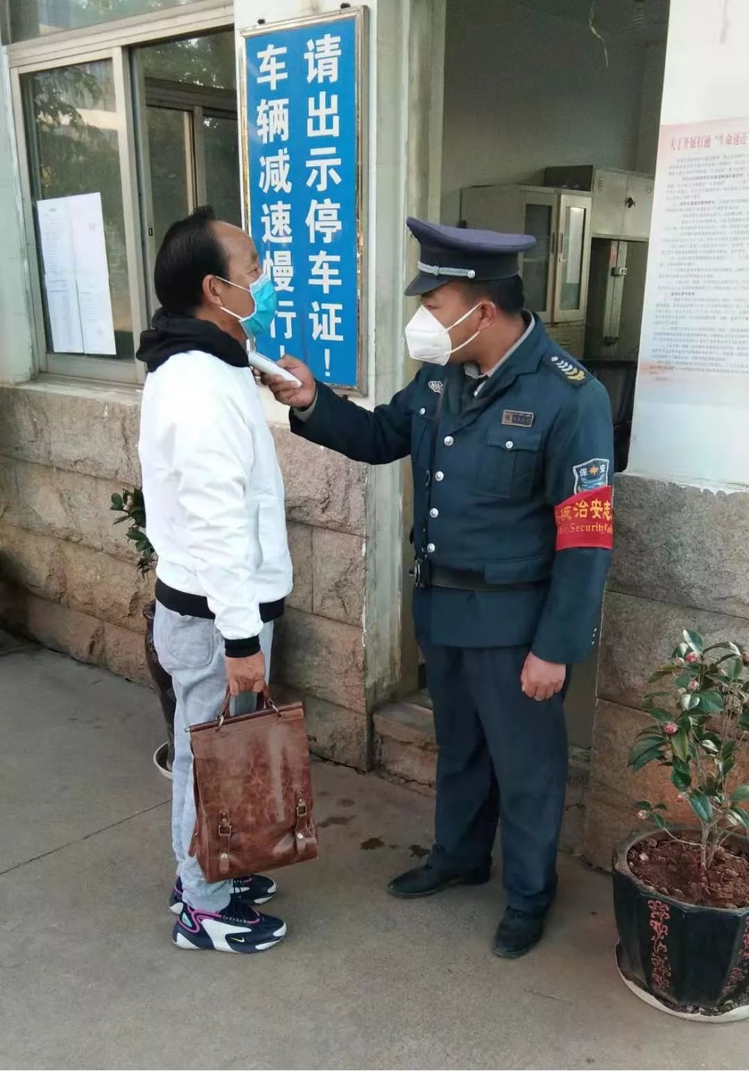 云南展宏保安忠诚履职昼夜坚守云南展宏保安全力筑牢抗疫第一道防线