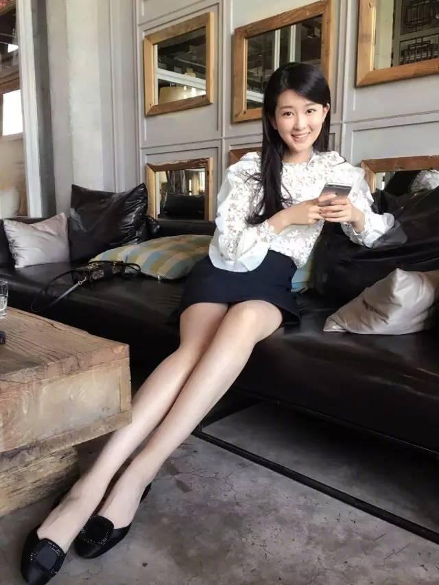 原创26岁乔欣穿浴袍录节目坐在浴缸边上秀大长腿却被拖鞋抢镜