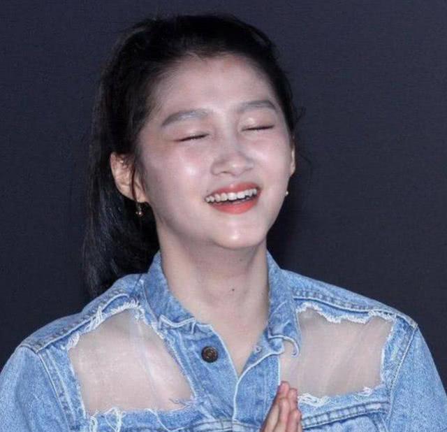 到底是不是关晓彤啊,怎么会这么丑嗯,清纯形象都毁灭了