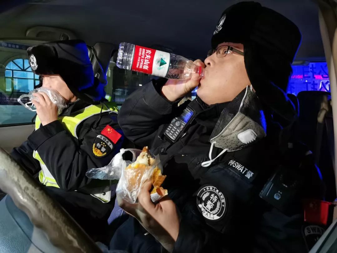 67用艺术行动致敬抗疫一线的广大公安民警续一