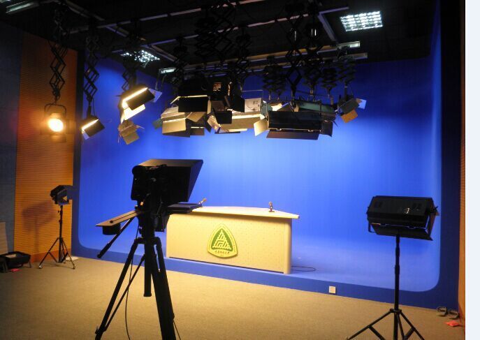 部分学校会组织老师在校直播,环境相对较好.