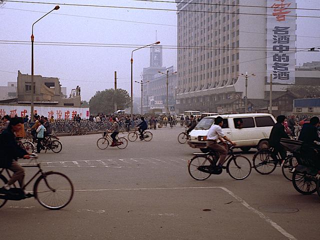 九十年代成都记忆已拆除的电信钟楼尖东名店前时尚女孩