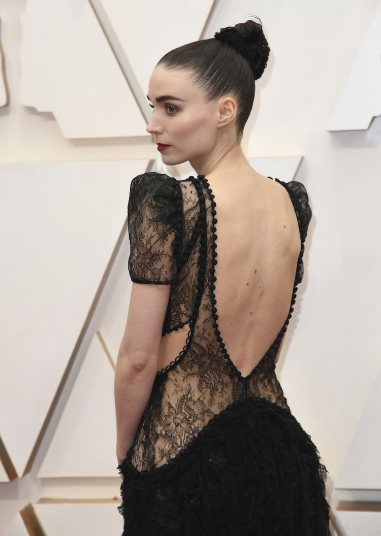 奥斯卡女星背肌斗靓新娘穿露背婚纱前必先练背肌动作