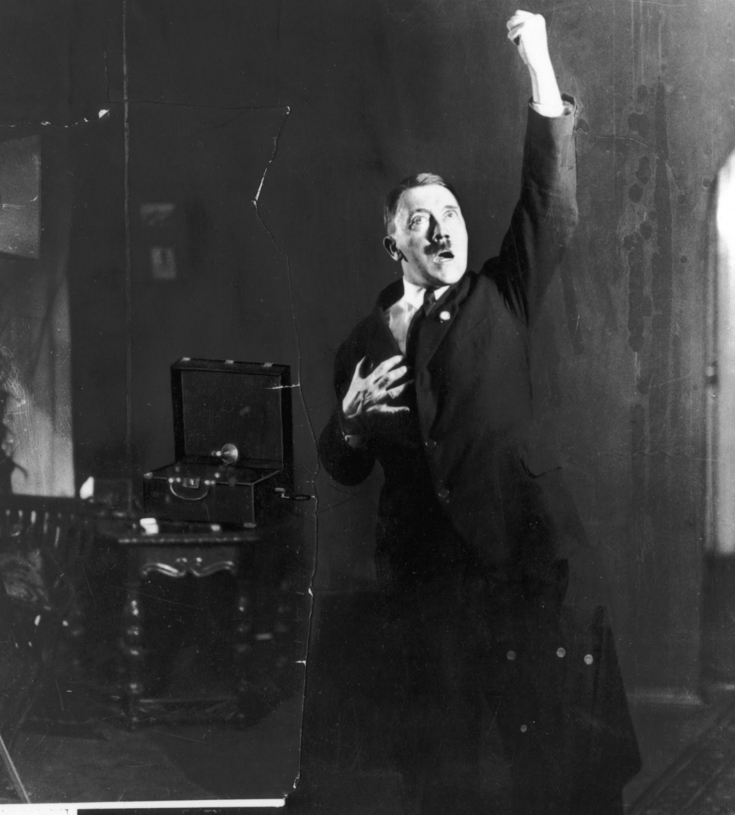 原创老照片泰国前总理英拉希特勒苦练演讲能力