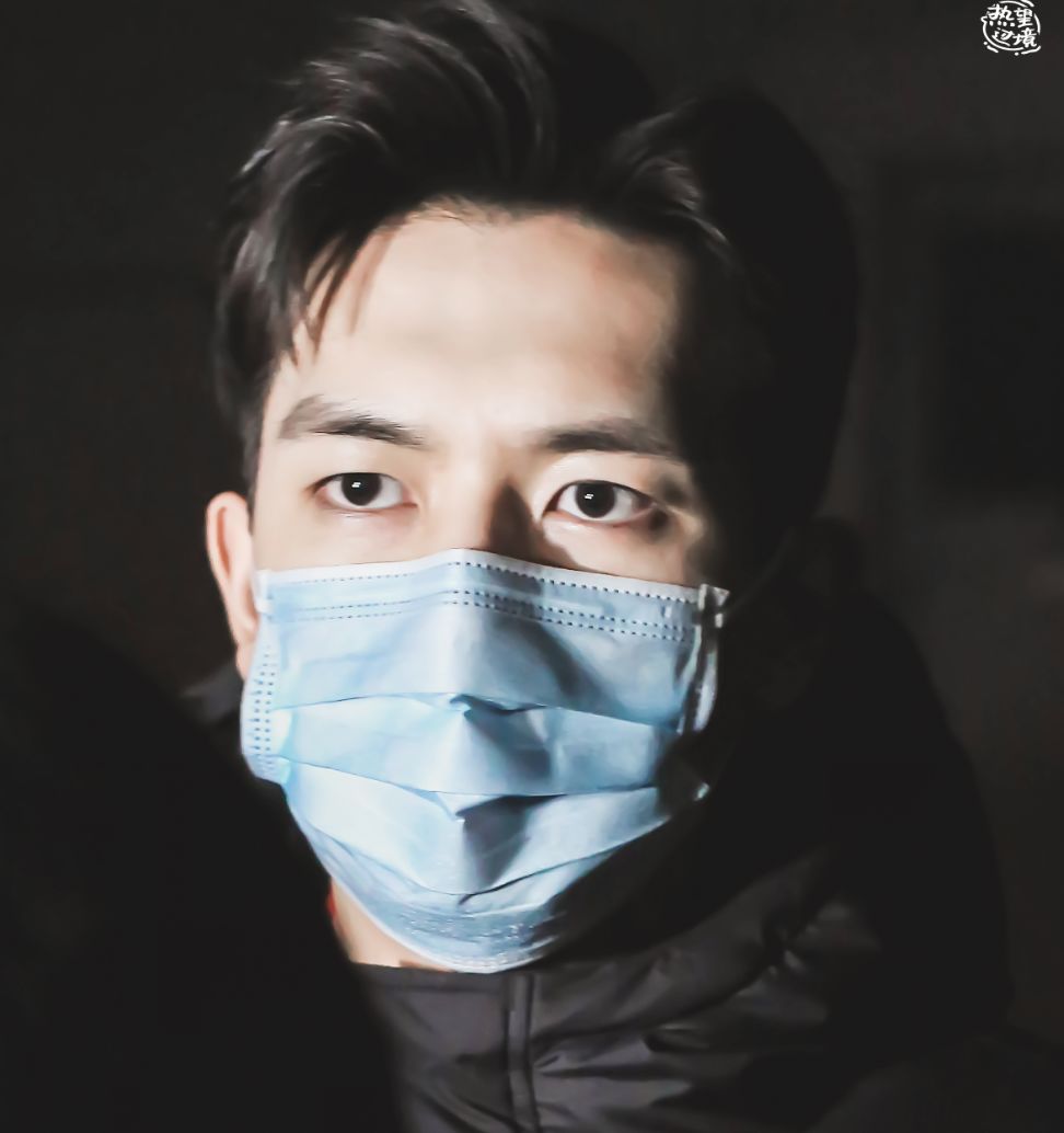 李现家乡是湖北的,以身作则,多次号召大家戴口罩.