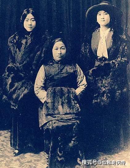 1887年与宋嘉树结婚,先后生育6个子女:宋蔼龄,宋庆龄,宋子文,宋美龄