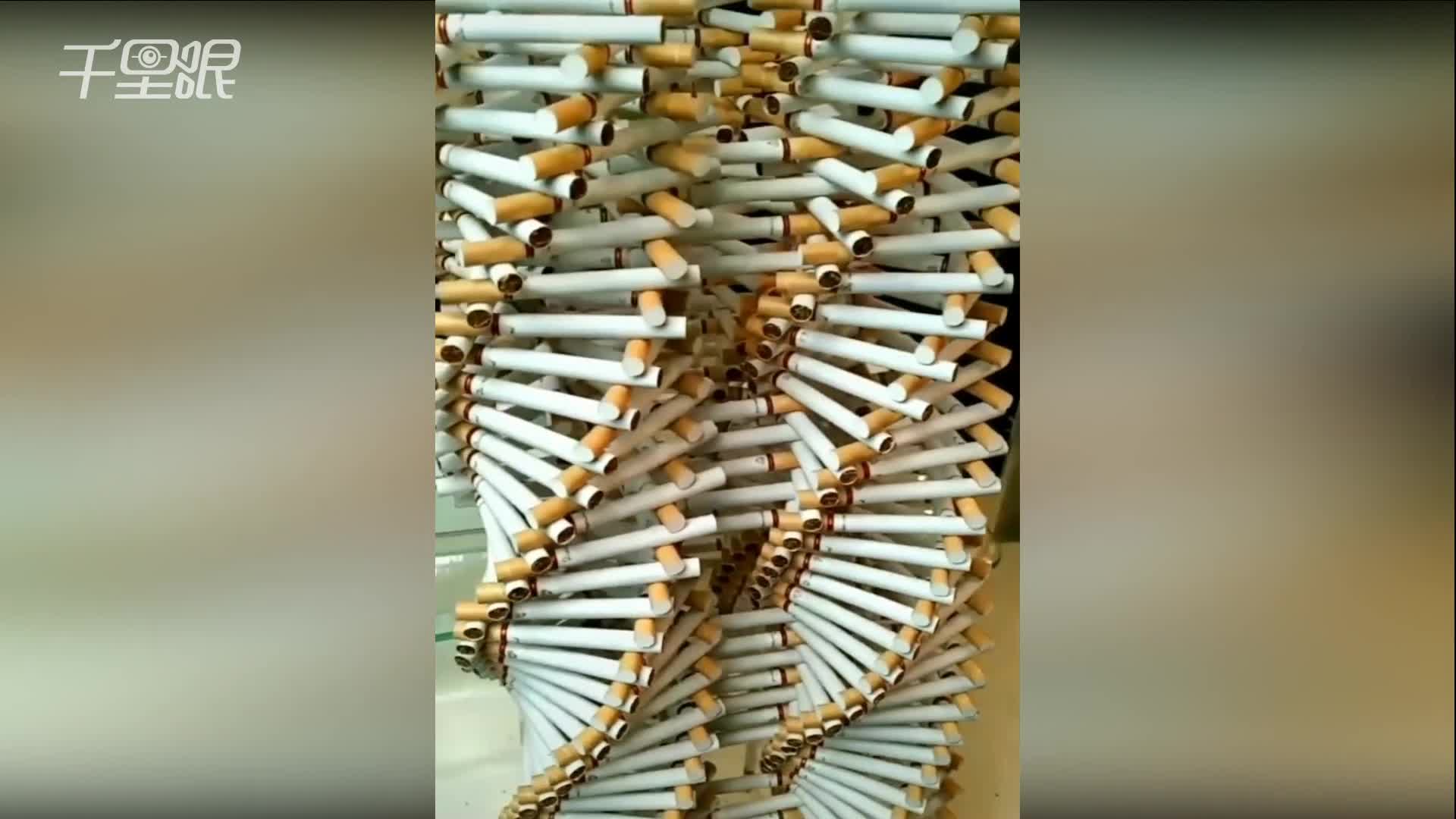 男子用香烟堆成两个香烟塔这是闲得有多无聊啊