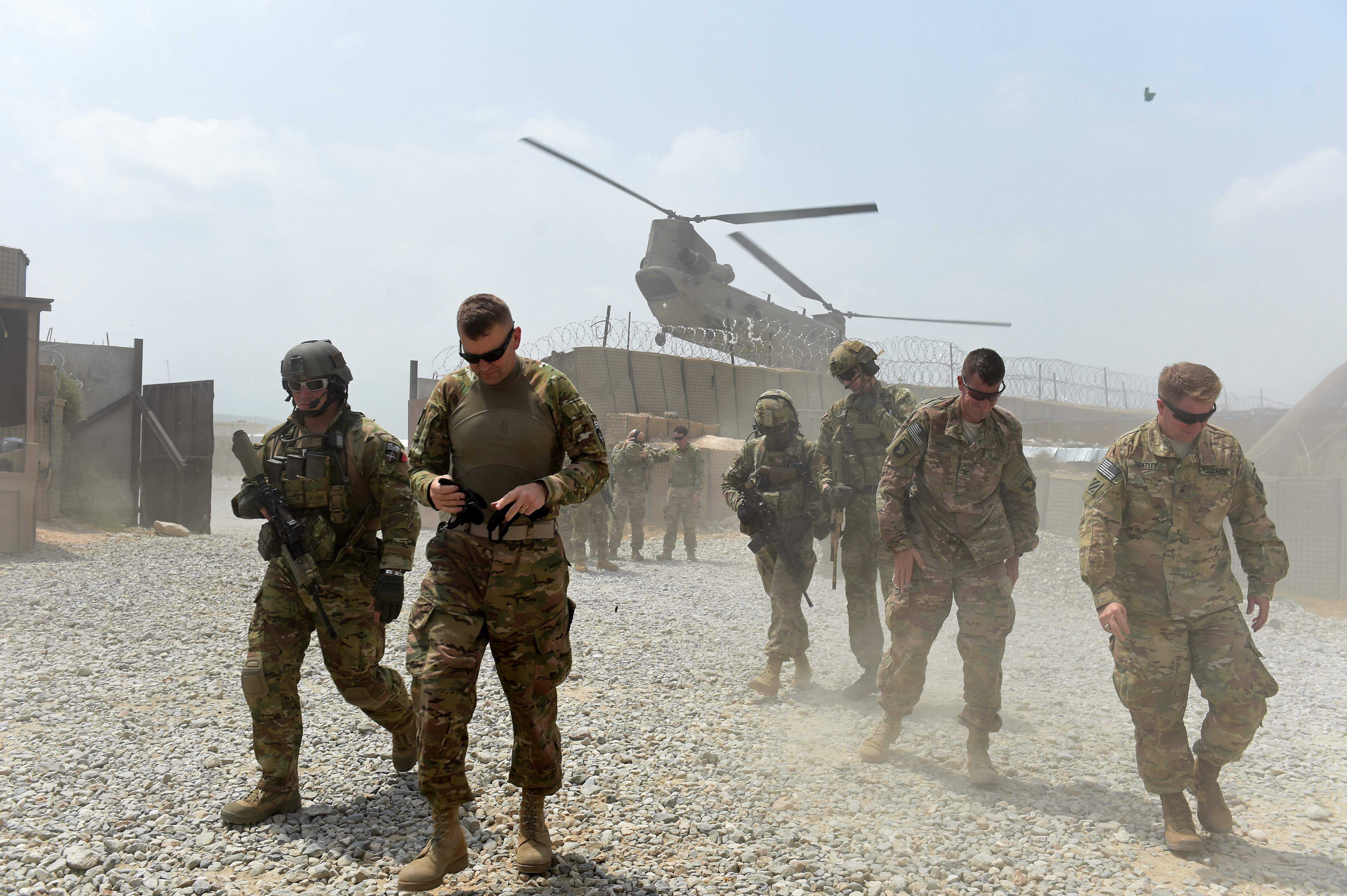 原创阿富汗一士兵开枪打死2名美军在别人土地上霸道撒野的最终下场