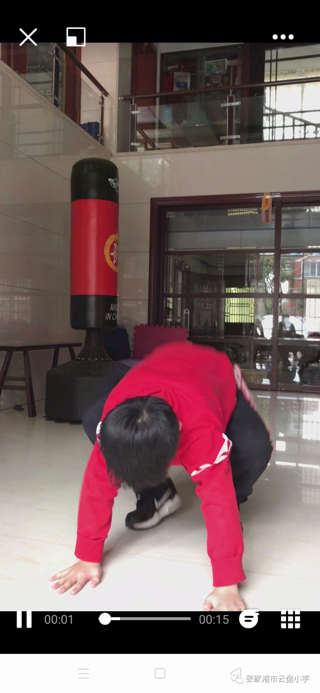 一,小战士吴哲宇点开吴哲宇妈妈的qq,屏幕上出现了一个挺着将军肚