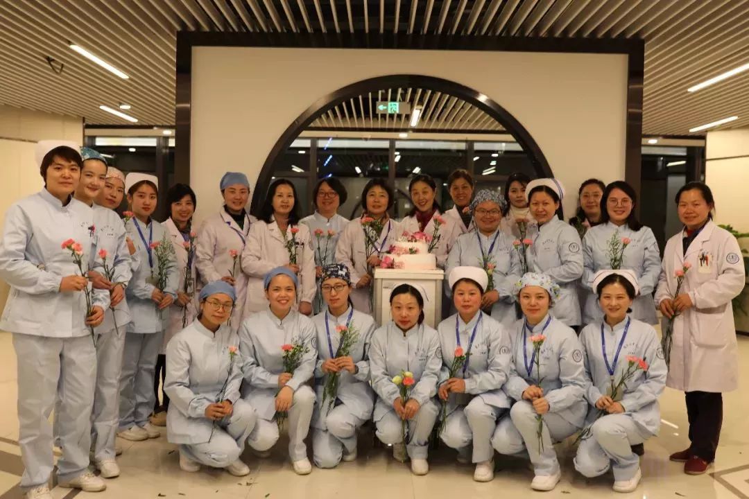 周雪梅告诉紫君,秦淮医院和市中医院合并之前,徐辉是秦淮医院的妇产科