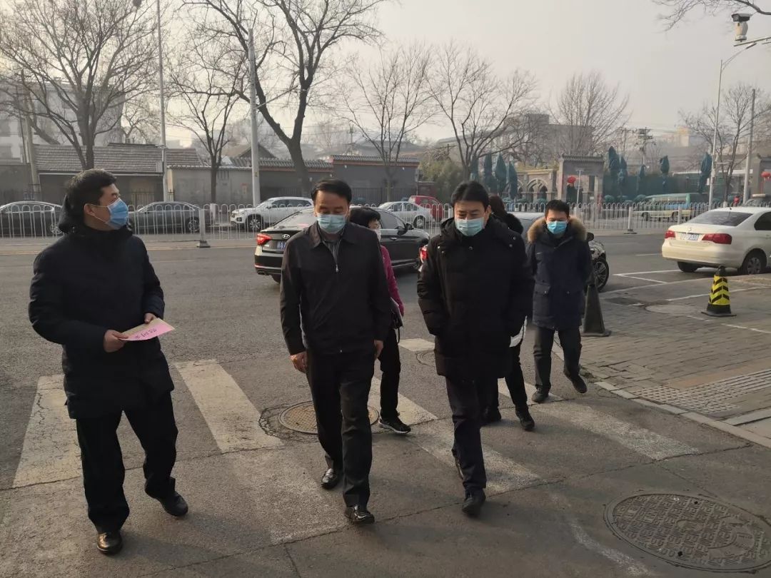 西城区政府副区长李异,西城区社会工委副书记,区民政局局长张丁陪同