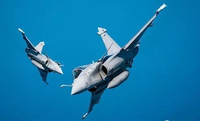 为什么单发战斗机很少用双垂尾?_飞机