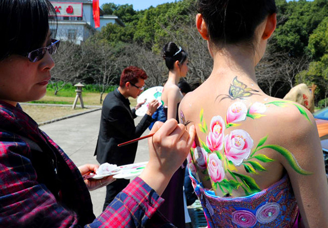 在人体上画衣服,太逼真无人发觉?网友:不好意思看!