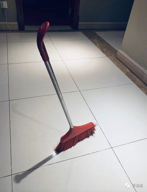 太沙雕了因为一则nasa的谣传百万网友挑战立扫把游戏