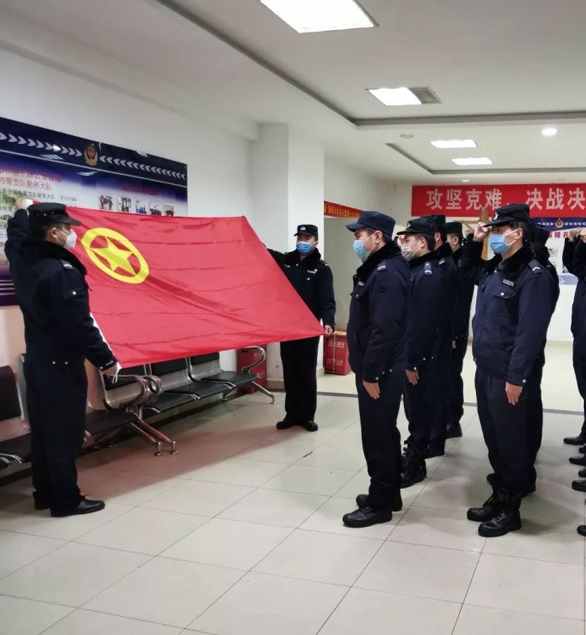 渝中青年突击队警徽闪耀奋战疫线