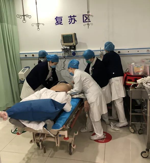 危急时刻26分钟成功抢救心脏骤停男子