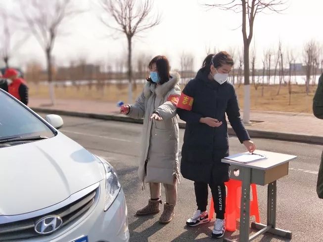 他们在各村,示范镇各小区进行防疫宣传,耐心劝导,走访摸排,逆风而行