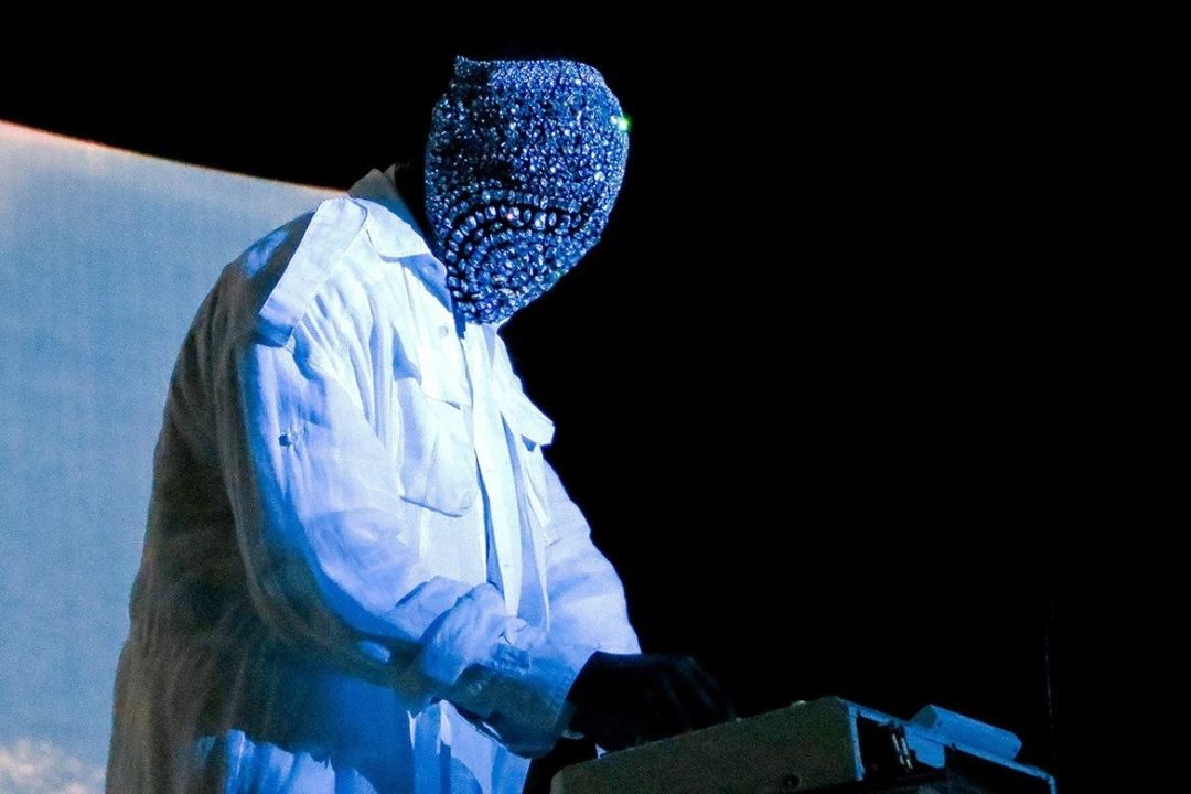 还有大名鼎鼎的kanye 也在个人演唱会上佩戴过说唱歌手tyler说唱歌手