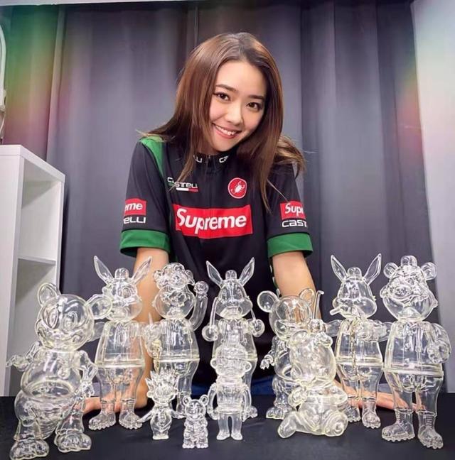 在影视方面,她在播完的剧集《多功能老婆》中饰演一个长腿miss,她表现