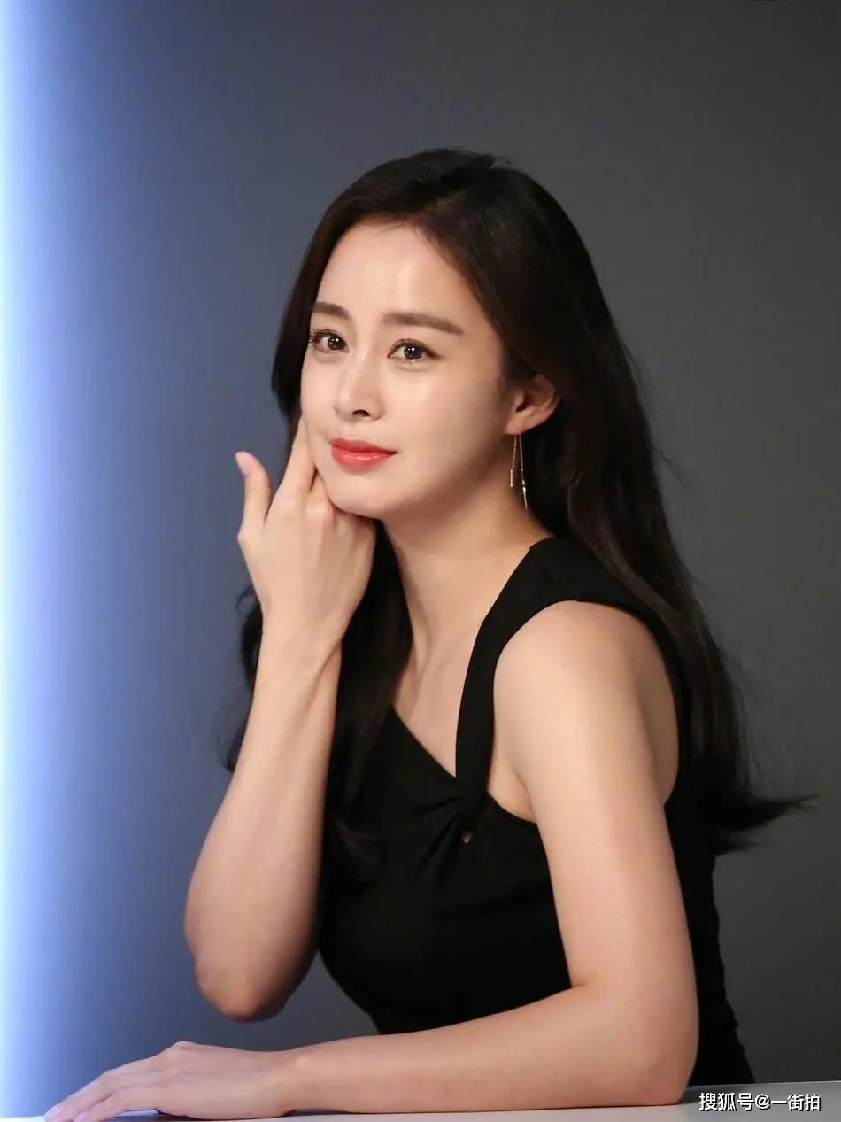 原创rain爱妻金泰熙二胎后拍大片穿露肩裙尽显辣妈风范不像二娃妈