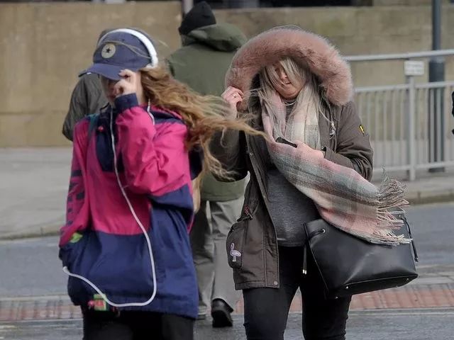 超强风暴席卷全英洪水断电交通受阻这妖风还要刮多久